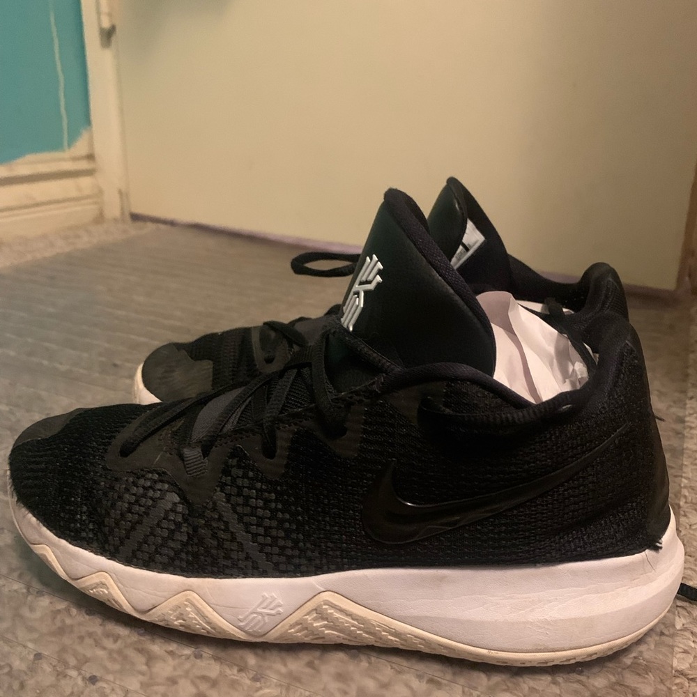 Nike Kyrie Kids Flytrap Basketball Shoes